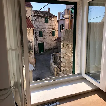 Daire Petra In The Center Of The Split